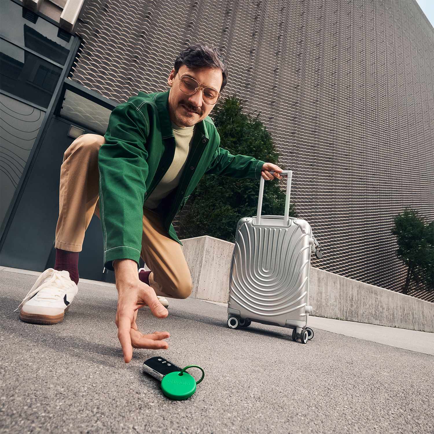 Chipolo POP 4 Pack Tracking Tag (Works with Google’s Find My Device or Apple Find My) Red/Blue/Yellow/Green